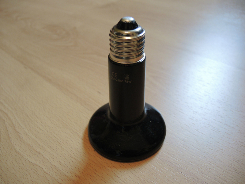 Keramický zářič - žárovka 75W E27 na zahřívání mladé drůbeže